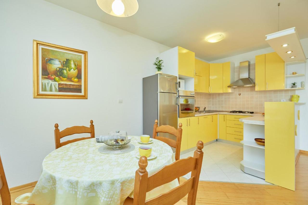 Apartments Zelic Tučepi Habitación foto