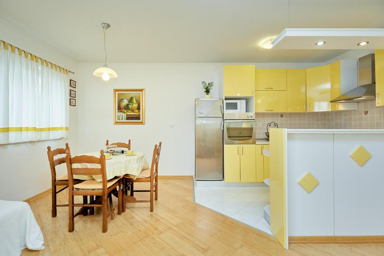 Apartments Zelic Tučepi Habitación foto